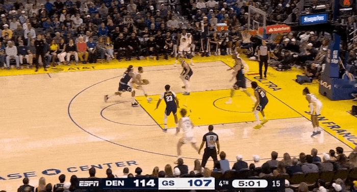 库里开启得分模式谁来都挡不住！
在今天NBA常规赛勇士对阵掘金的第四节比赛中，库