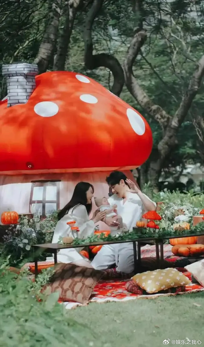 搜狐娱乐讯 近日，黄翠如和萧正楠为儿子举办田园风百日宴，“萧哈哈”正脸照首度曝光
