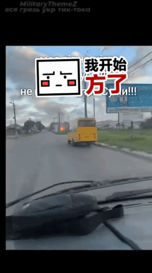 乌克兰司机拍摄，404国道又一个加油站在俄军小摩托拜访后，燃烧后倒塌了，实在太难
