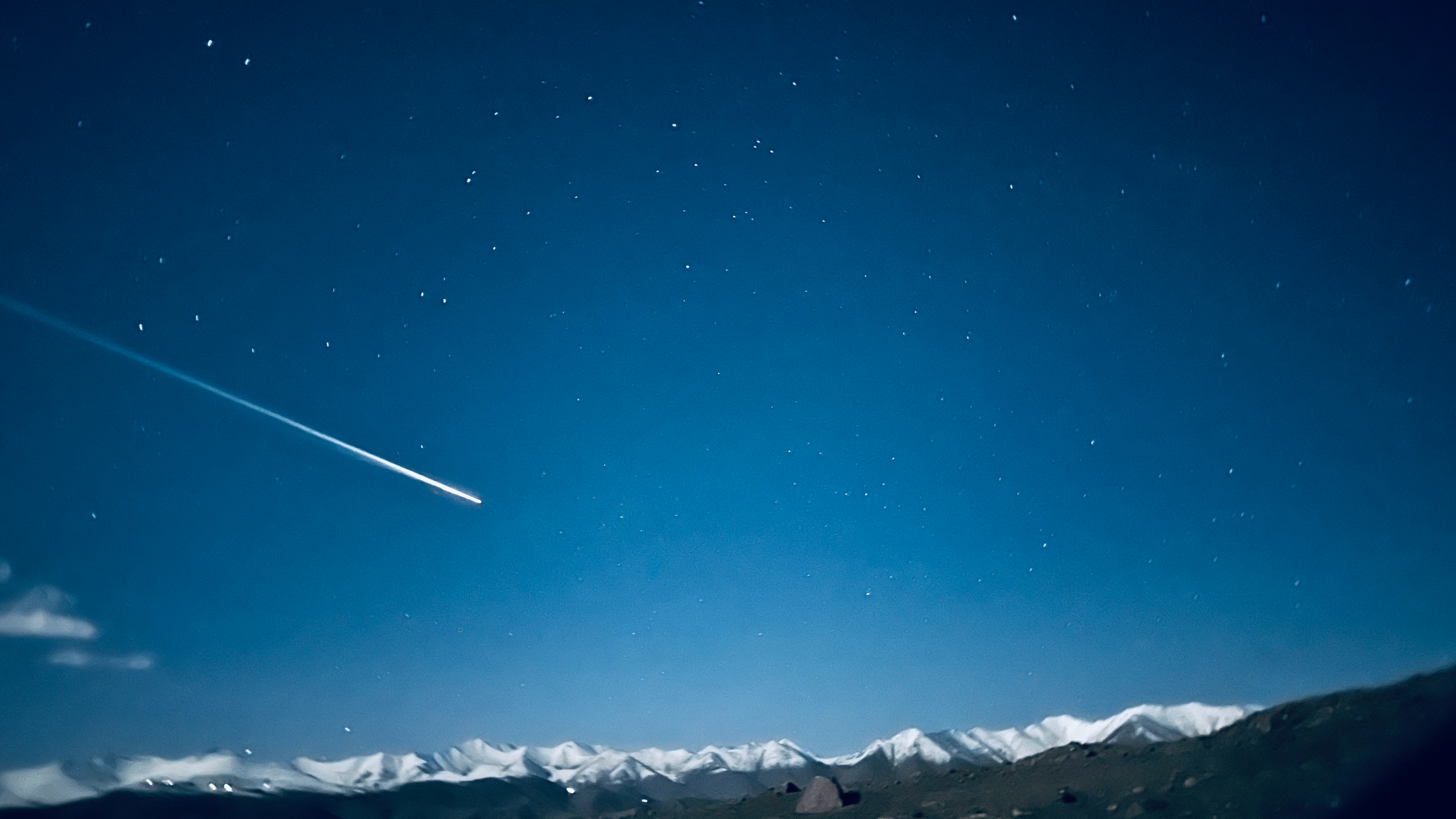 卧槽 大晚上雪山没白呆火流星都来了。别不正经说车 ​​​