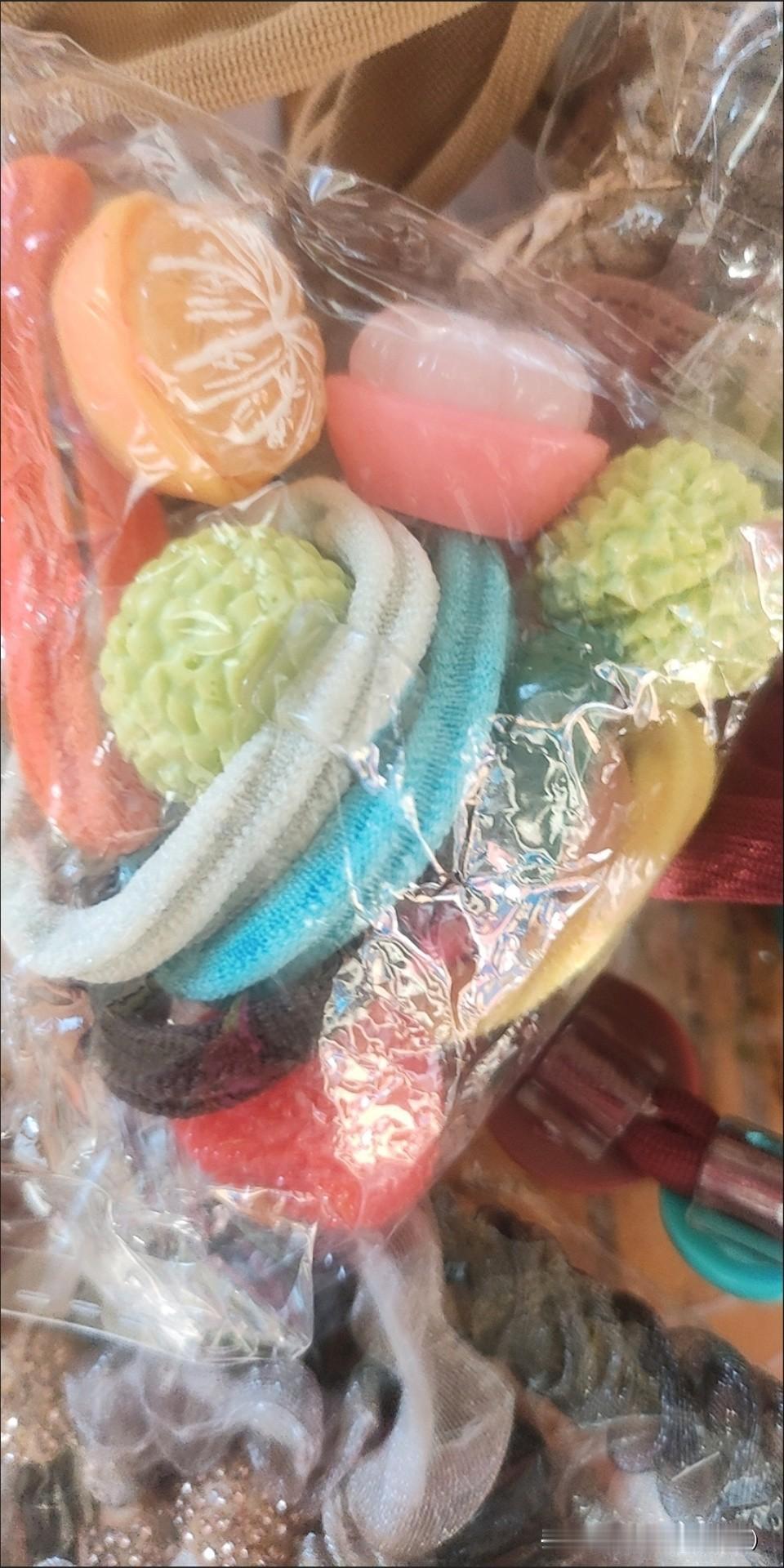 我闺蜜昨天晕倒了。

昨天闺蜜的朋友邀请她去家里摘荔枝，

特地留的老树荔枝，清
