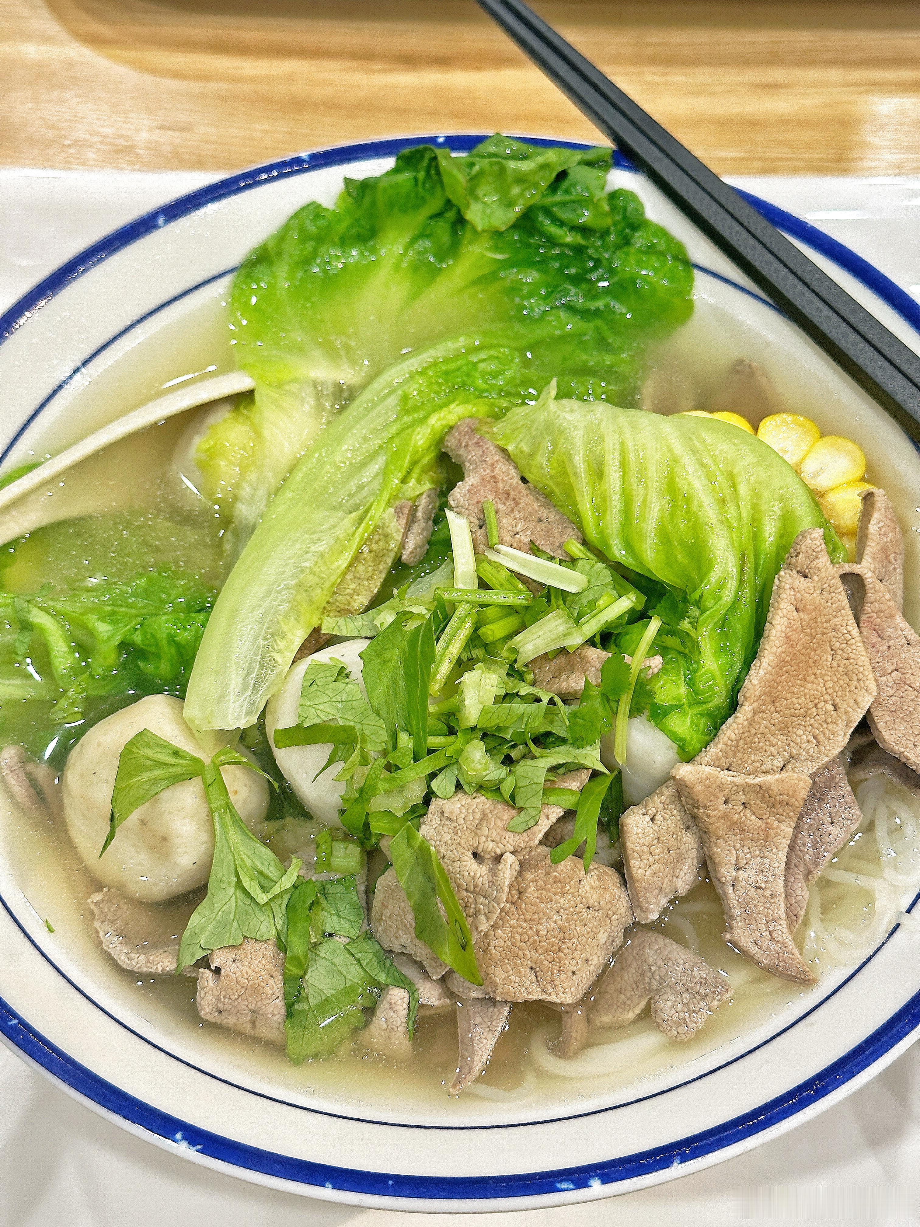 我的美食日记 今日份果仁儿食堂🤩今晚选择公司楼下饭堂的潮汕粿条汤粉，招牌说是潮