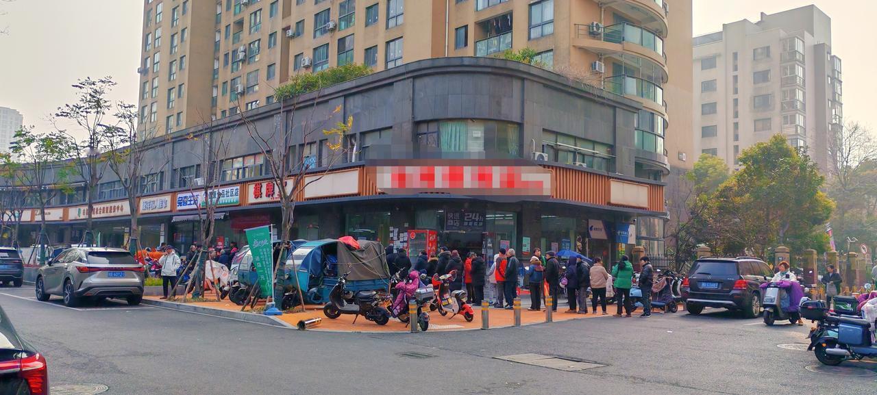 今日见一商家开业，免费领鸡蛋，排队领鸡蛋的全是老年人。
这场面不小，一边是商家精