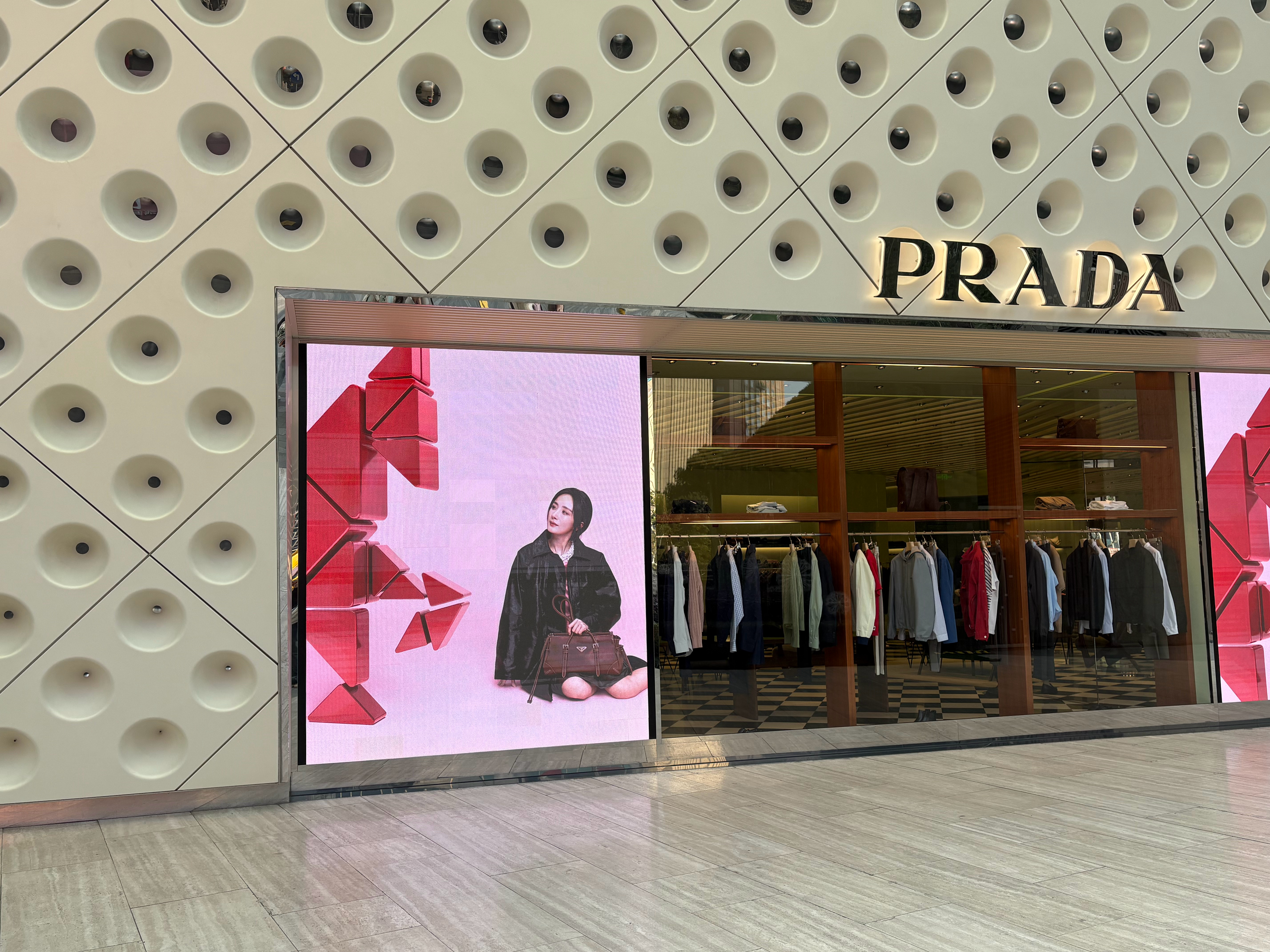 杨幂 昨天Prada门店一直循环放代言人的美貌地广