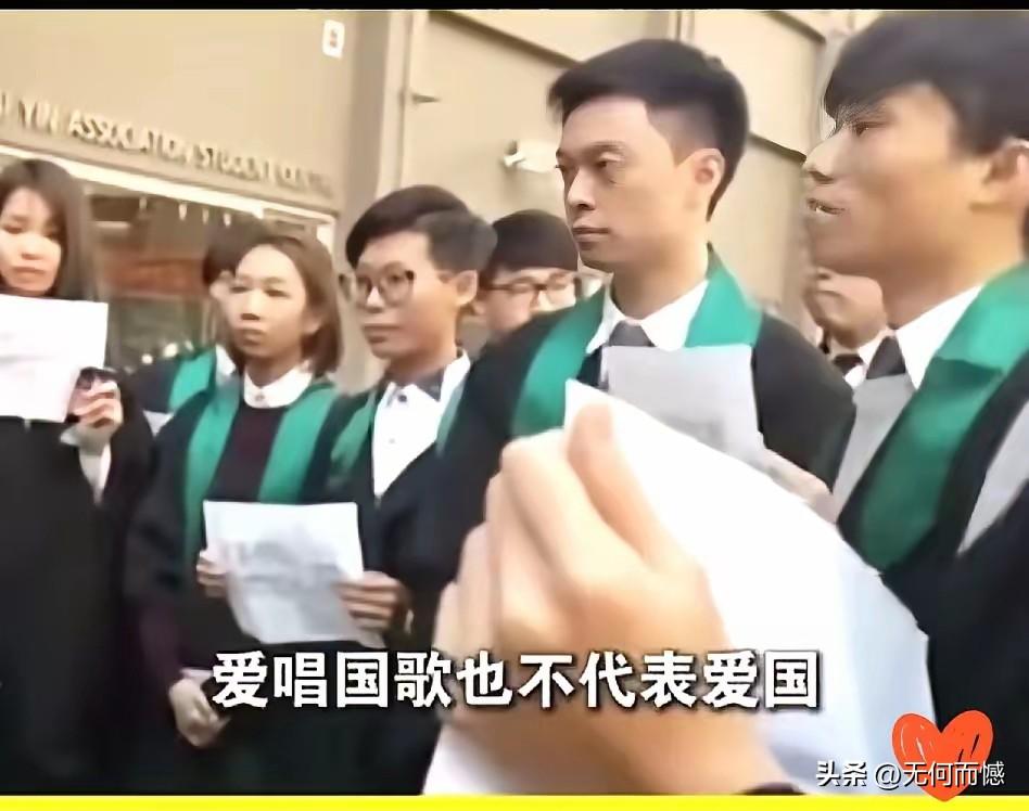 香港这所学校的两个学生，在毕业典礼上，拒绝唱国歌，而且还不站起来，被校长直接把他