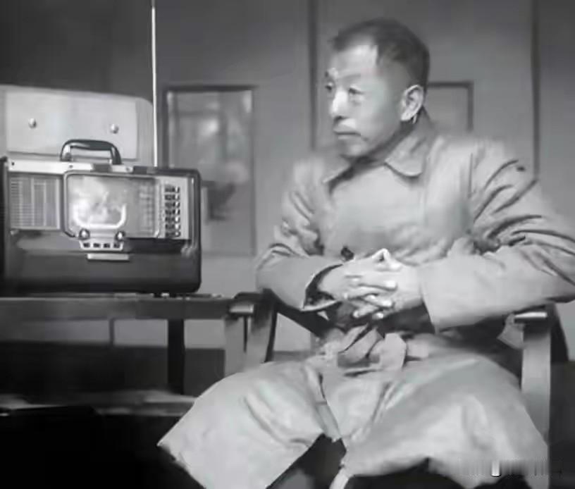 1975年张学良16字挽联：道尽半世恩怨，让蒋经国脸色骤变
 
1975年4月5