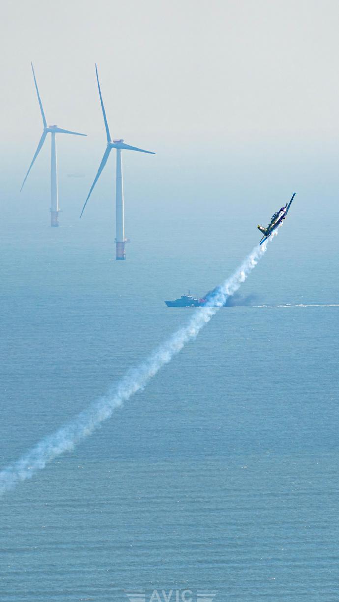 超级美图一张，初教六爬升越过海上的超级风力发电站！祖国新能源建设的最新成果和空军