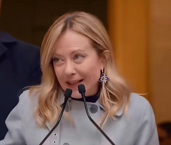 今天，意大利总理梅洛尼在祝贺圣诞节的活动上冒了一句金句——她告诉意大利人：今年很