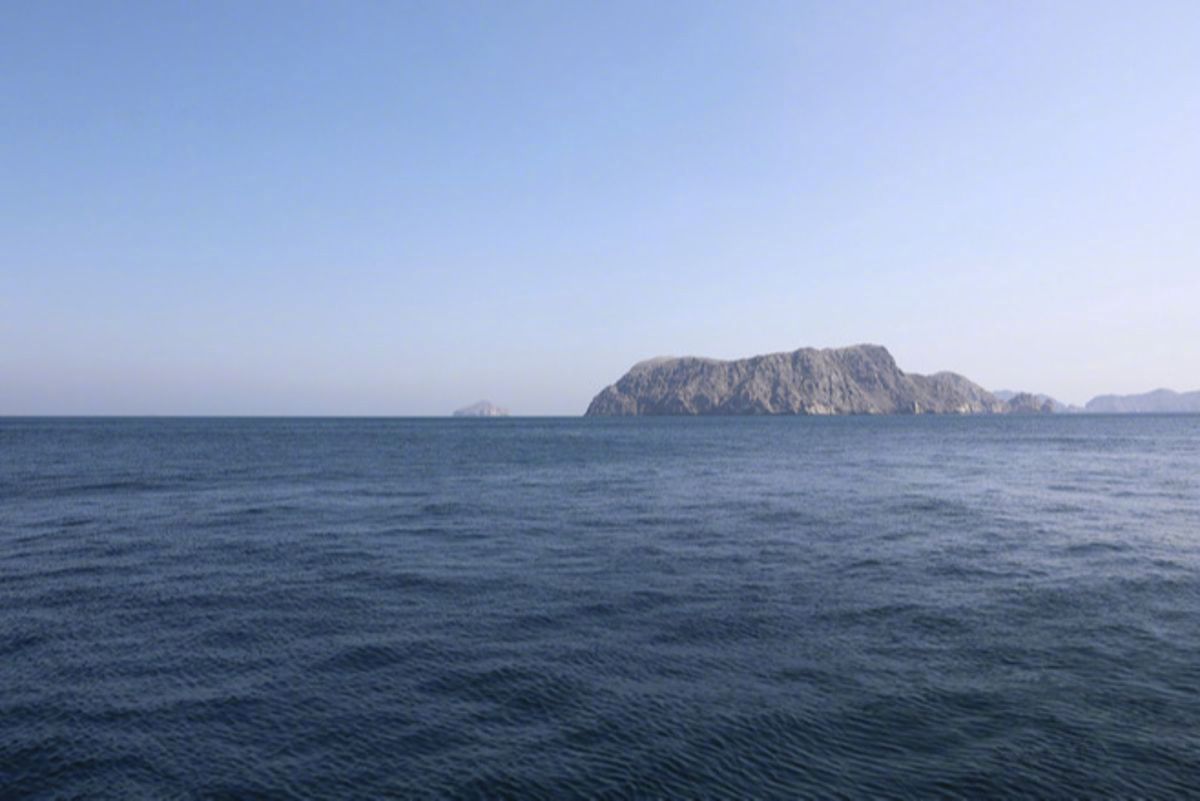 【#伊称已收到首笔霍尔木兹通行费#】当地时间23日，伊朗议会副议长称，首笔霍尔木