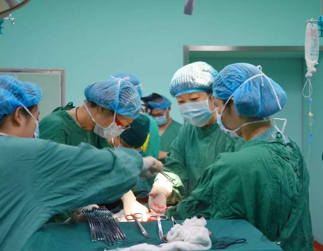 2005年，29岁女子结婚2年都没有怀孕，来医院就诊，却拒绝检查。医生支开其老公