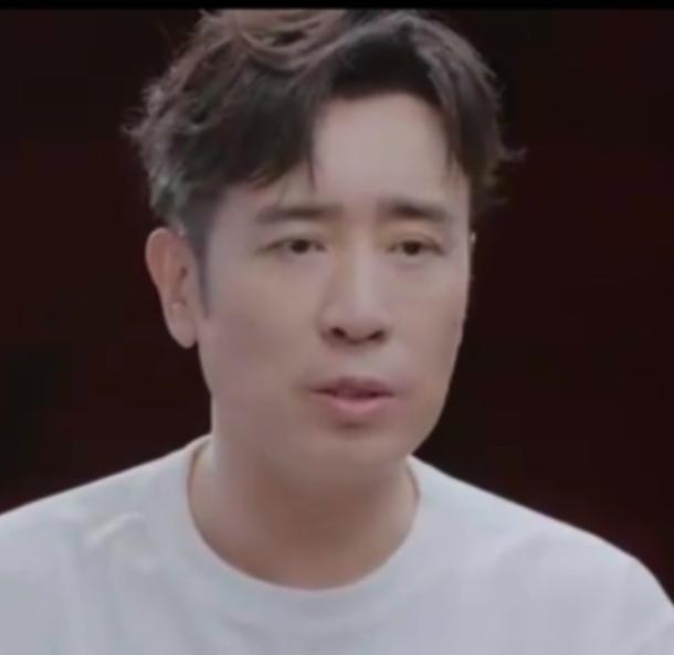 演员于和伟说：“在我大学即将毕业时，有天校领导突然找我谈话，我不知道怎么回事，所