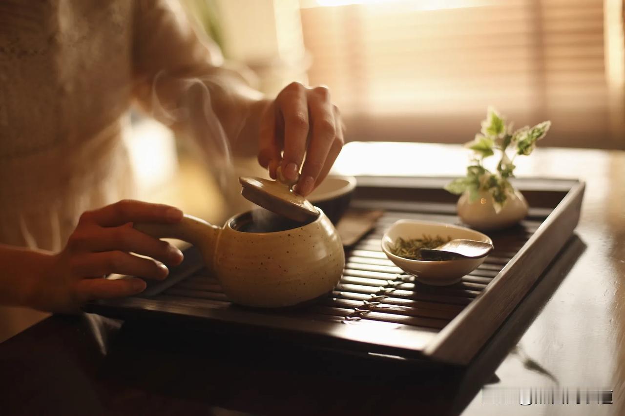 普洱茶丰富的香气由哪些物质产生?
普洱茶的香气是由多种物质共同作用产生的，这些物