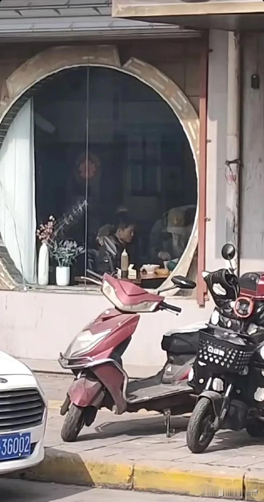 宇辉回老家潼关了，一回到家就马上跑去吃肉夹馍了！看来肉夹馍才是宇辉的真爱啊[大笑
