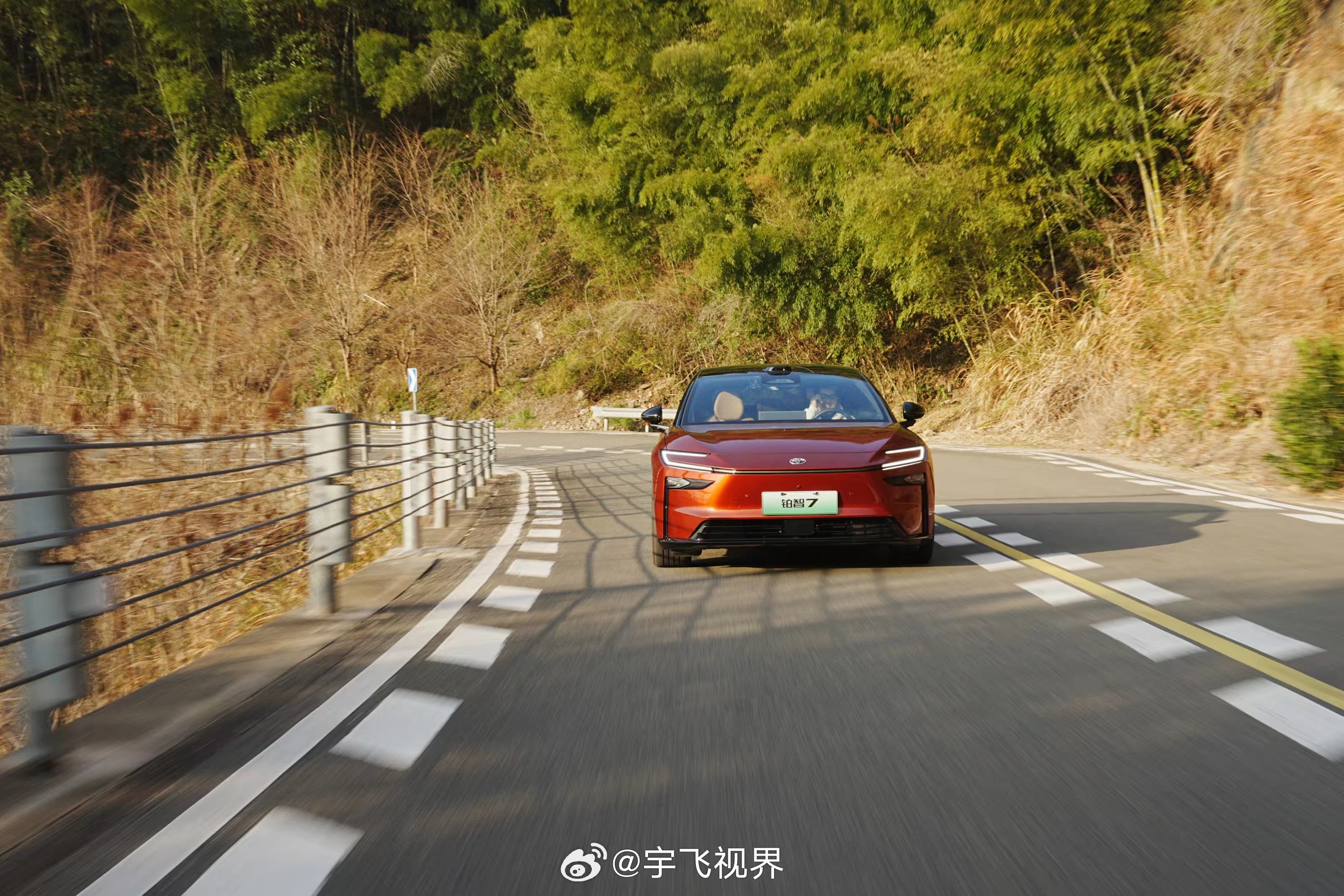 近期，铂智7首轮媒体动态首测正式开启，这款备受关注的纯电轿车，终于向市场展露了真