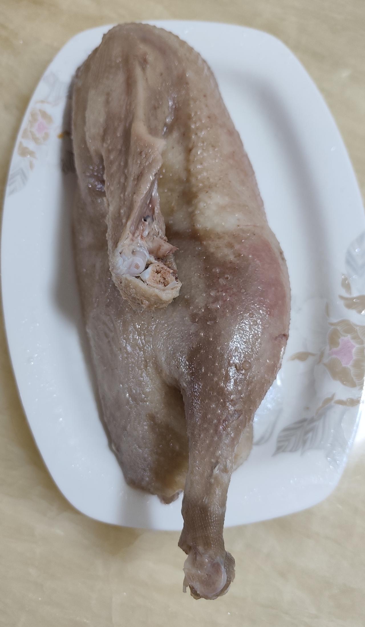 从增城舅舅家拿回来半只鹅，没熟透的，我家没有可以砍骨头的刀，我想起读书的时候，有