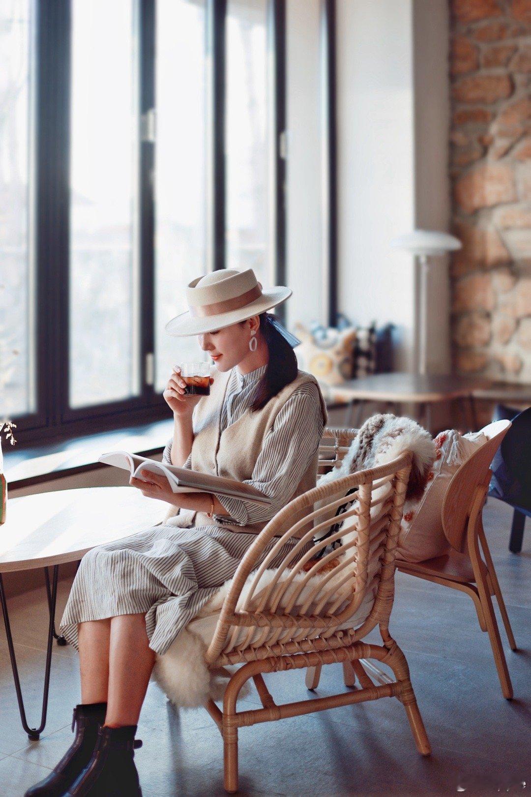 作为经常出差+居家办公的自媒体人，对设备就一个诉求：轻便、不耽误事！💻以前出门