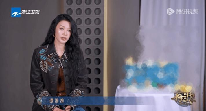 白小白唱得比说得好听有歌 事实证明：幽默感让白小白可爱，但唱功让他发光。在《有歌