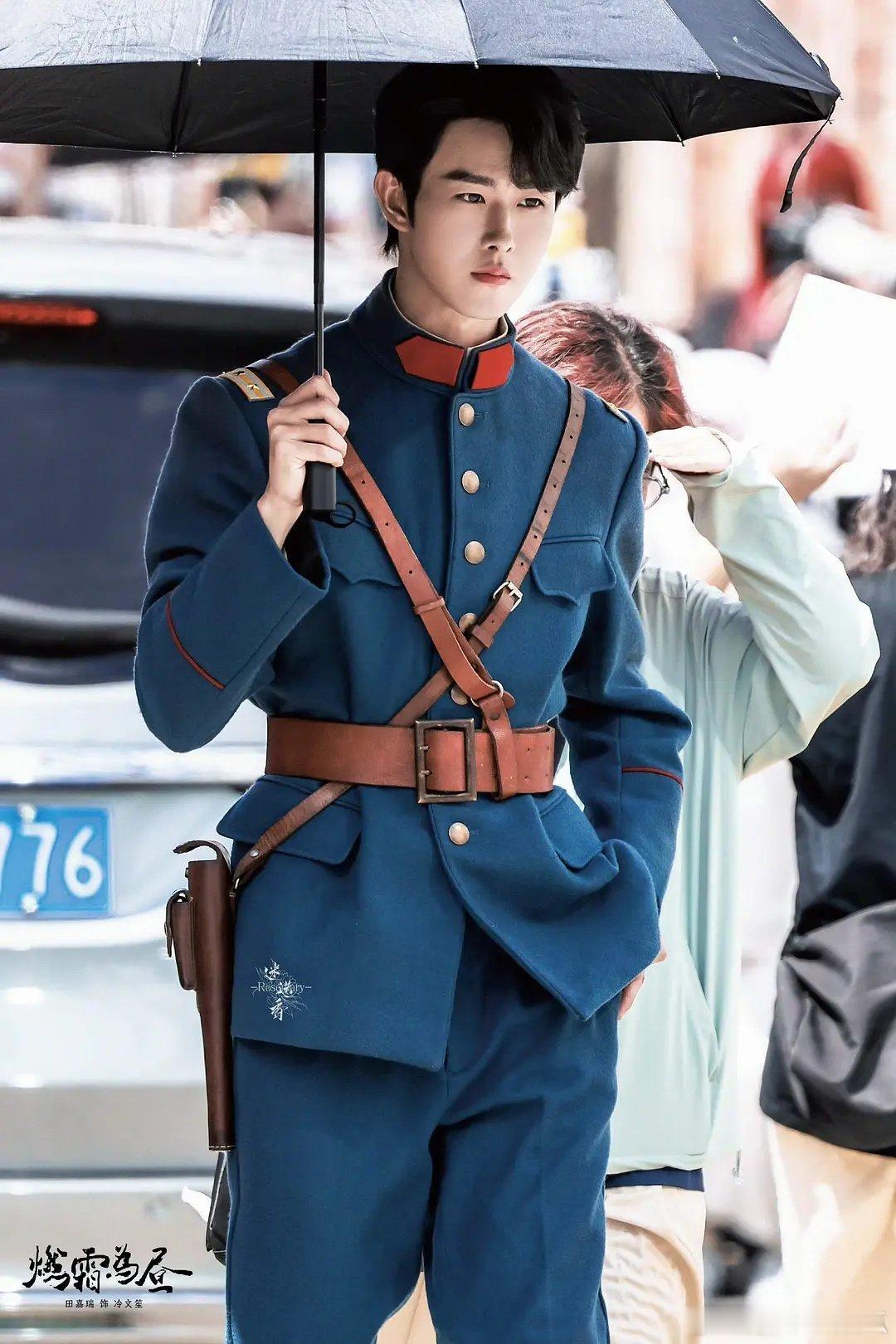 感觉田嘉瑞的身板和气质真的撑不起军阀的的妆造，现在只能把希望寄托于拍摄和后期了 