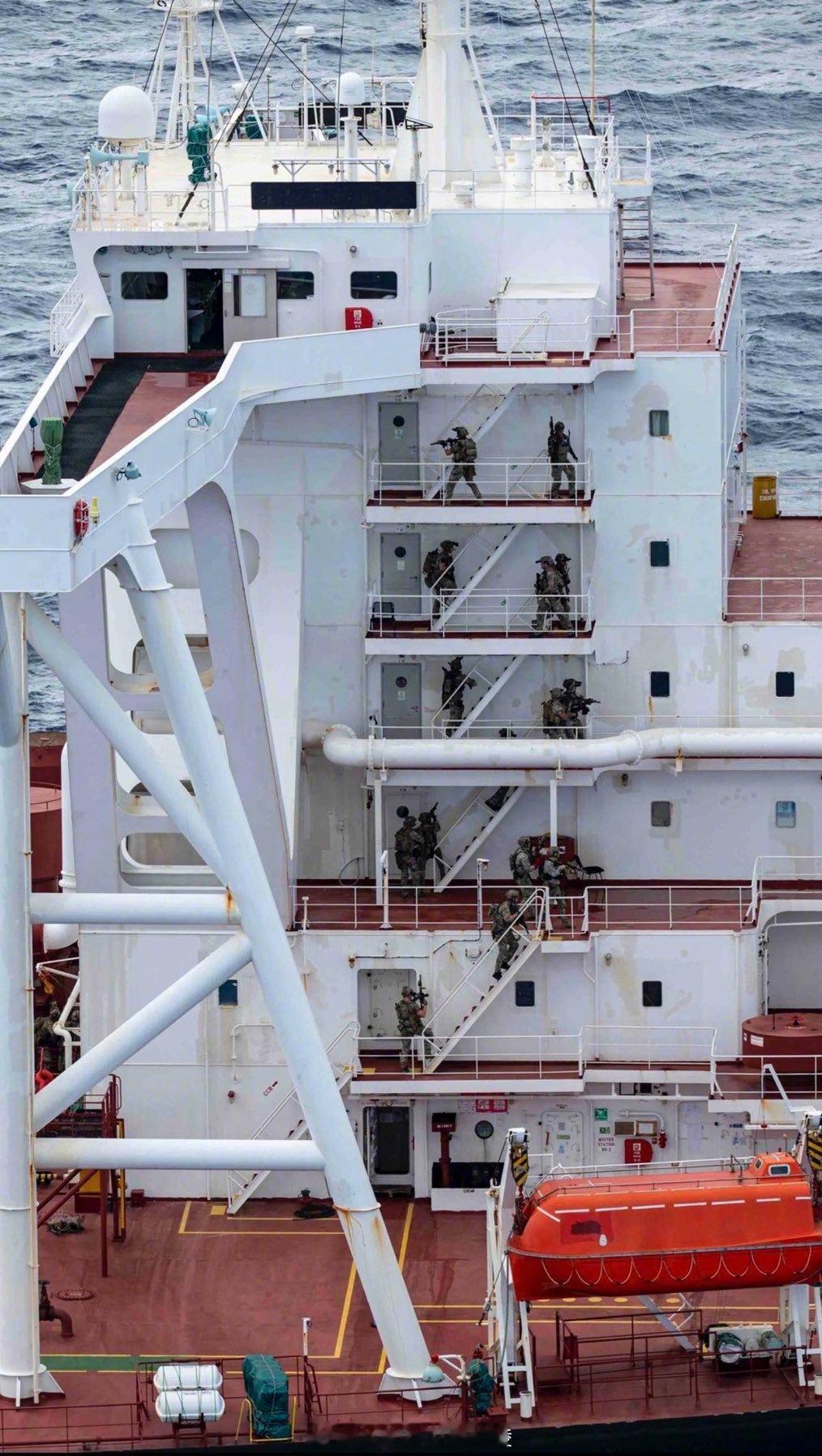 美国军队从加勒比海追踪到印度洋，登上并劫持了俄罗斯“影子舰队”油轮维罗妮卡III