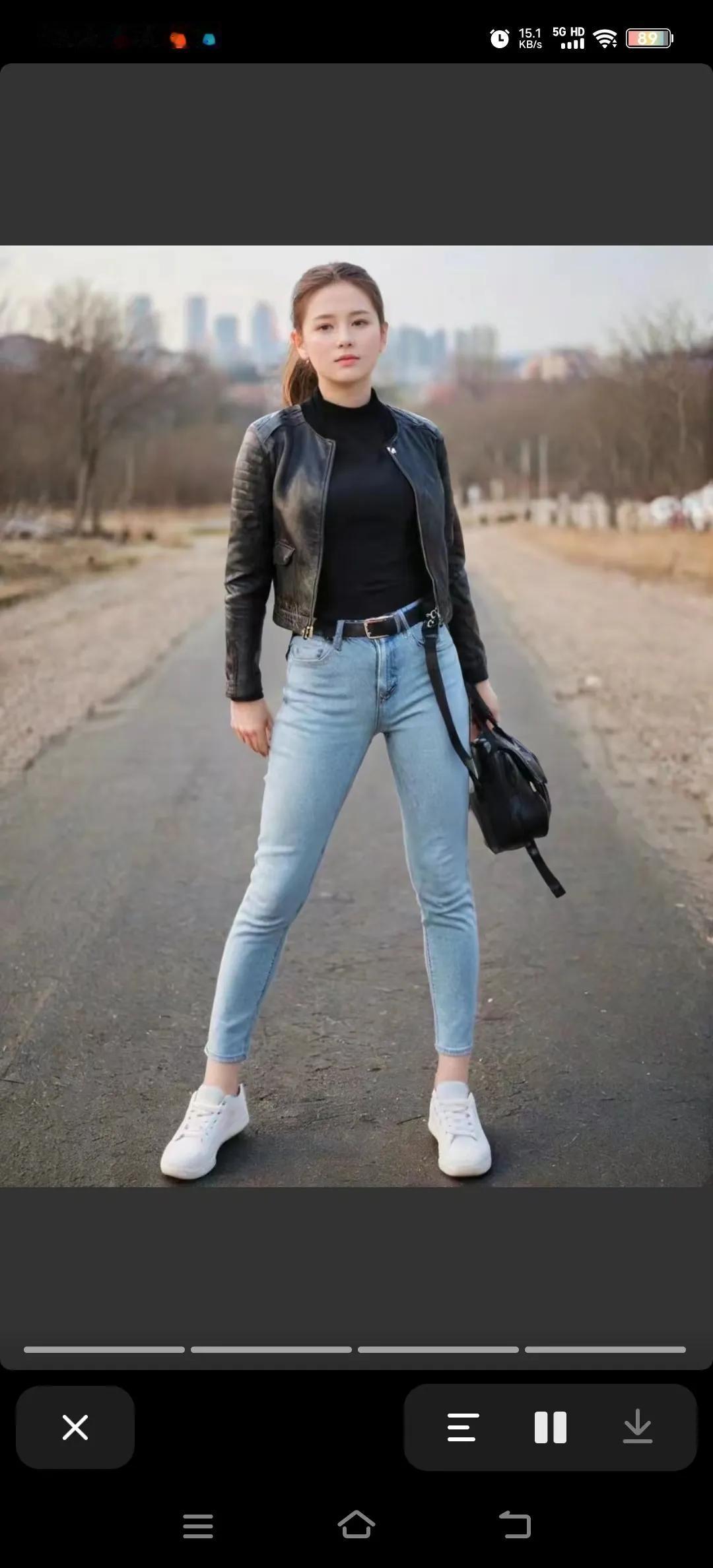 白衣佳人笑语翩，牛仔裤伴身娇。