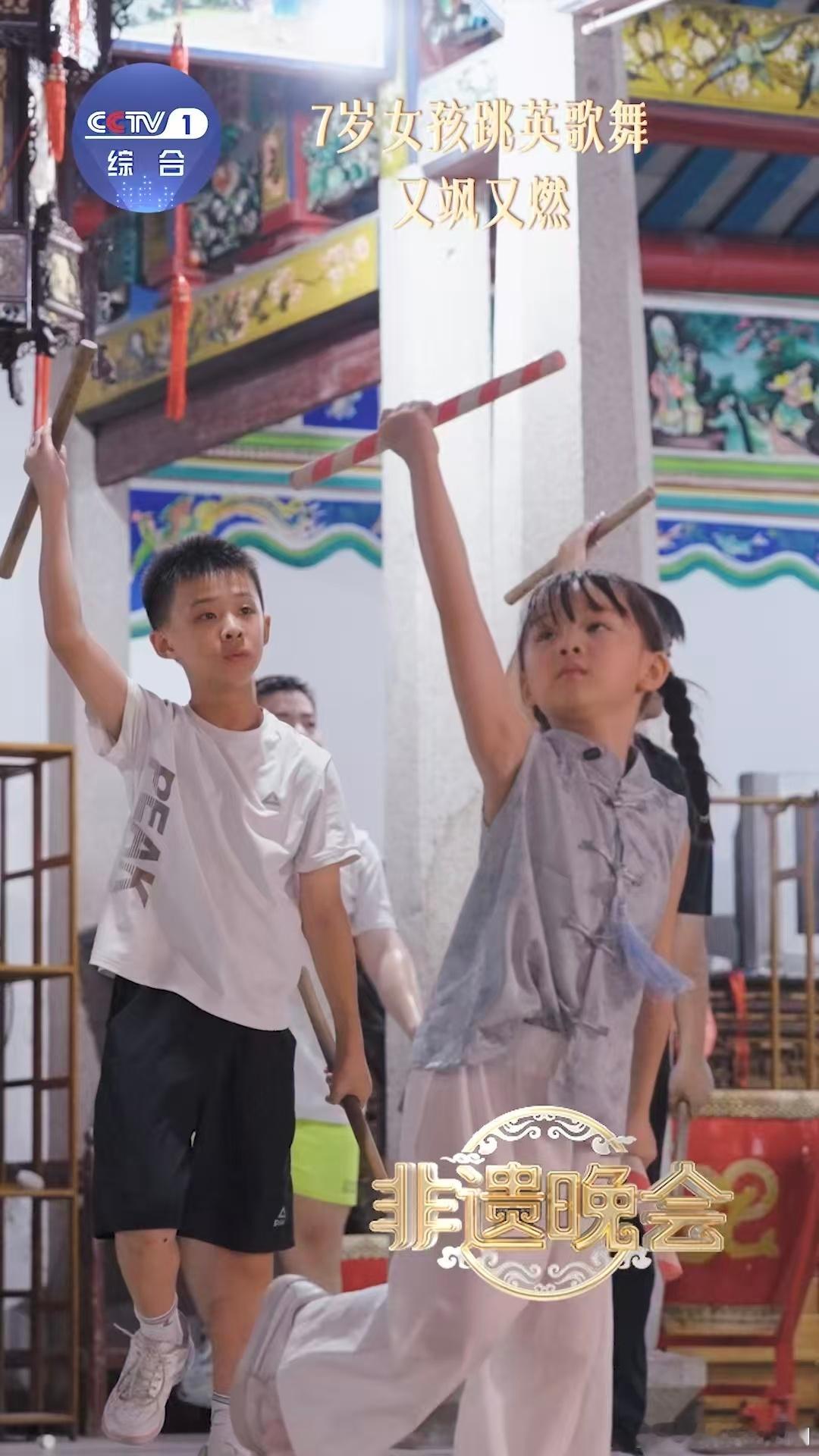 7岁女孩C位跳英歌舞气场全开 舞台上的她，摔得越重，跳得越猛，C位的身影在灯光下