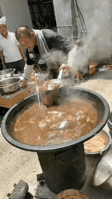 塑料袋在汤中煮，这安全吗？感觉这道美食不太靠谱，如果看不见的话，也许还能吃两口，