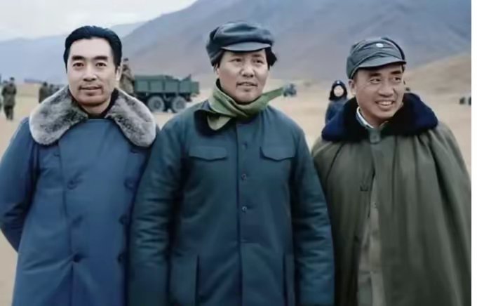 黄土坡上，毛主席、周总理、朱总司令并肩而立。三人一身朴素粗布衣裳，虽衣着简单，周