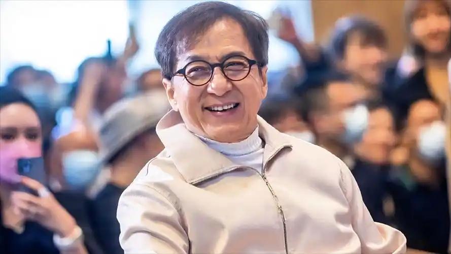 成龙大哥在镜头前甩出一句大实话，句句戳心窝子！这些年他在全世界拍戏，见过太多中国