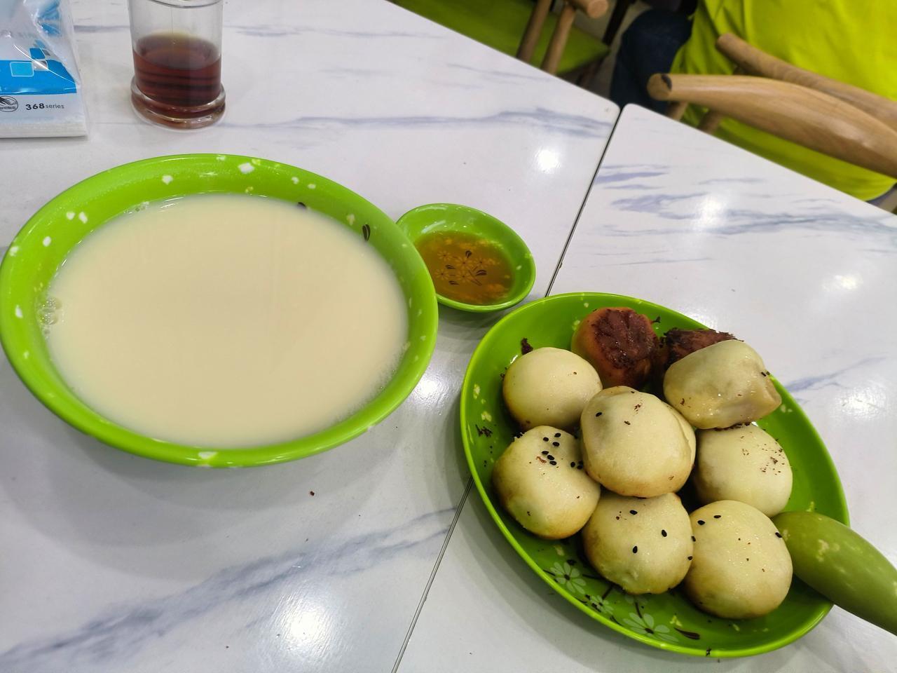 😋口味：生煎味道不错，首先皮不厚，也不粘牙。生煎的底也不硬不厚，带一点焦脆。肉