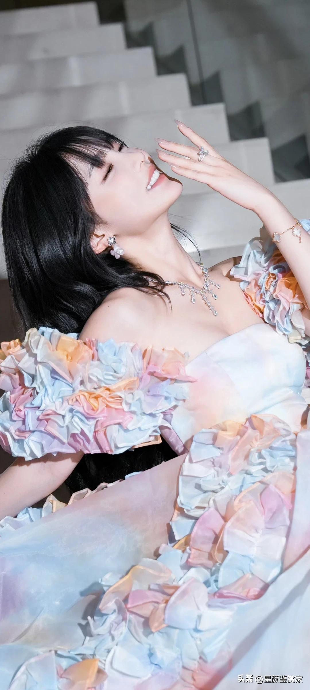 短剧演员贾翼瑄写真壁纸～
甜甜的外表下藏着很灵动的演技，每一个角色都被她诠释得特