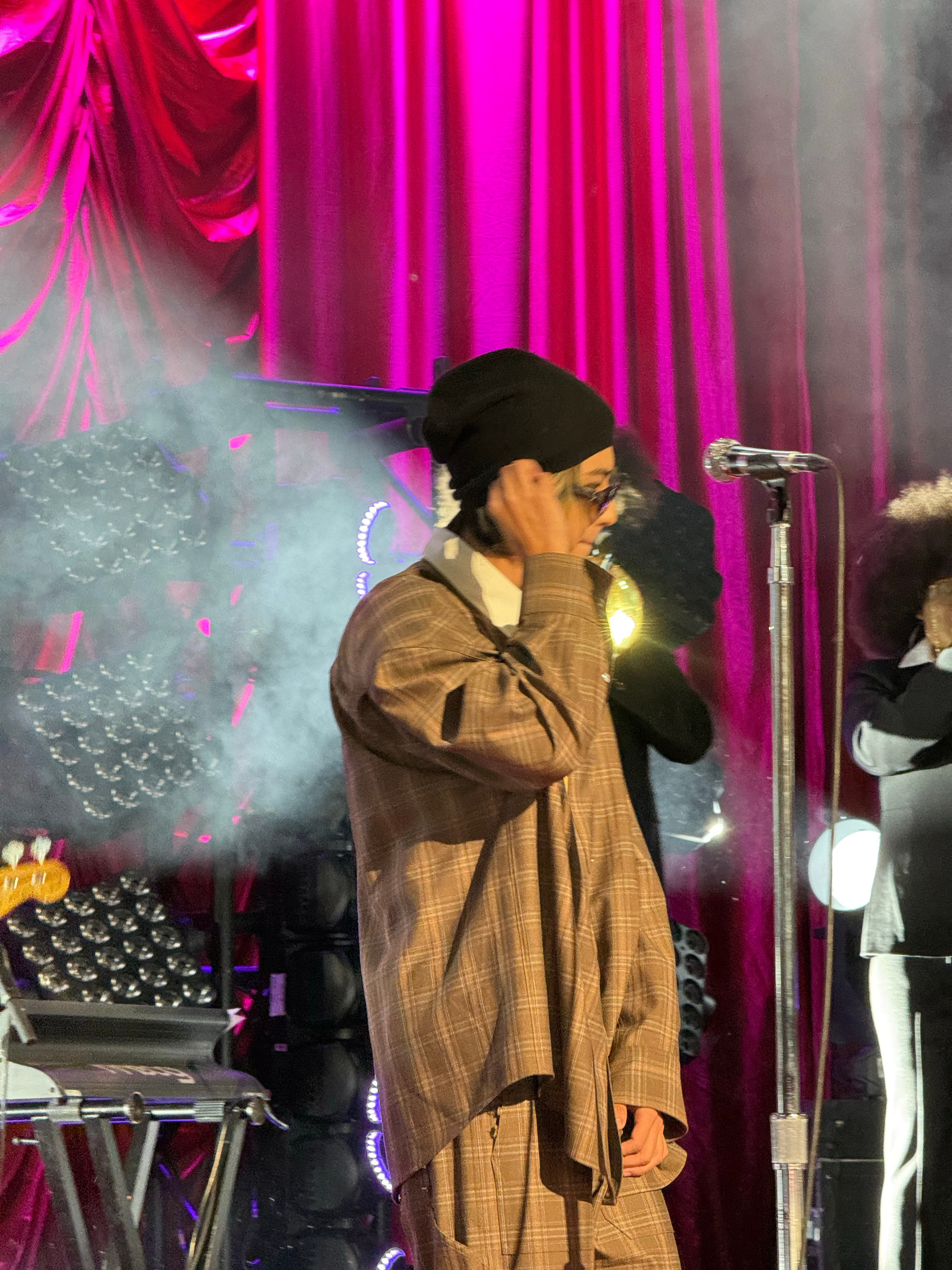 蔡徐坤蔡徐坤现场从头chill到尾蔡徐坤此男魅力没有上限从从容容唱完整场，随性插