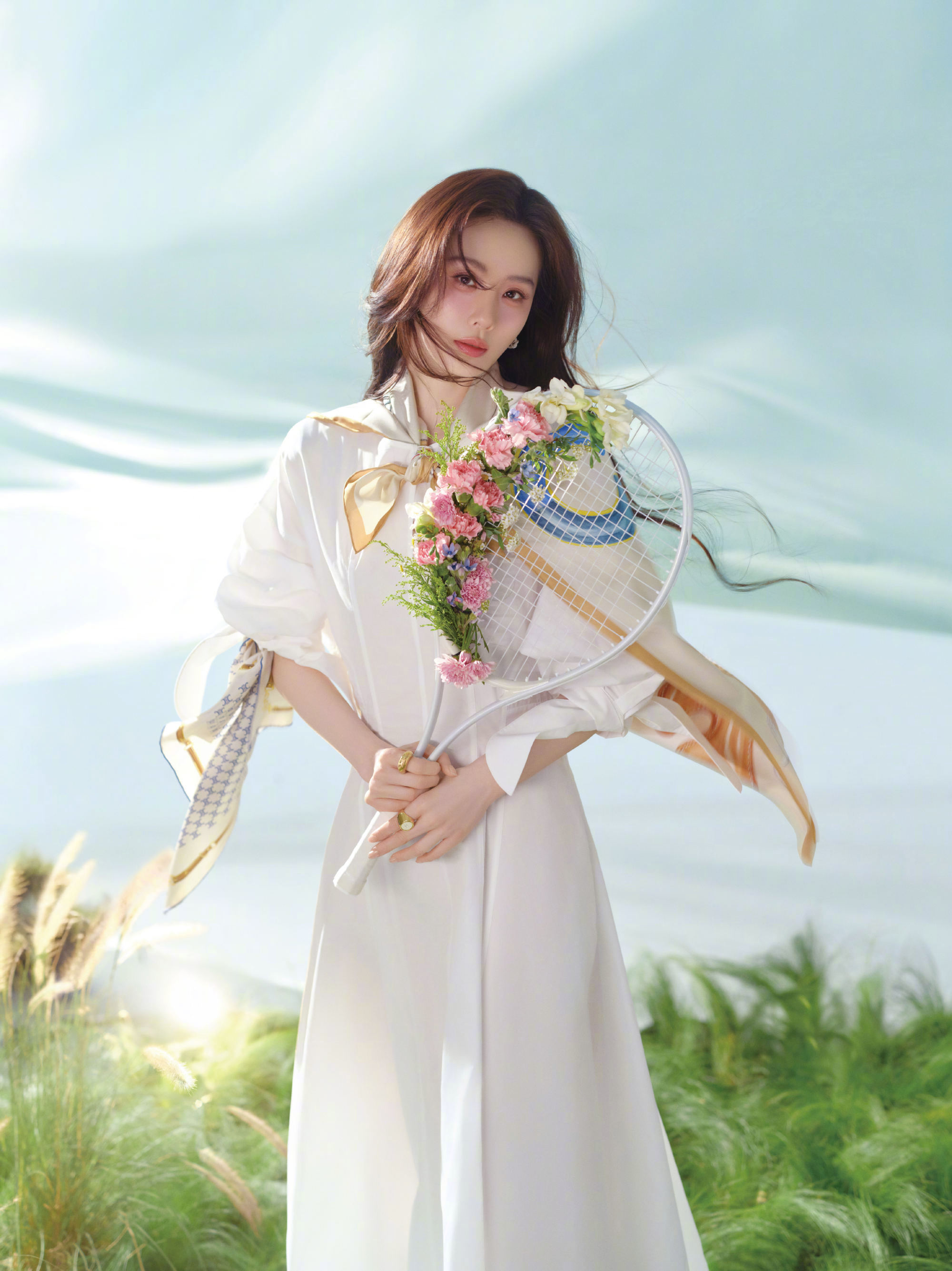 刘诗诗 生日写真图集，春风拂面而来，白裙配CELINE丝巾，明媚优雅，美丽如诗。