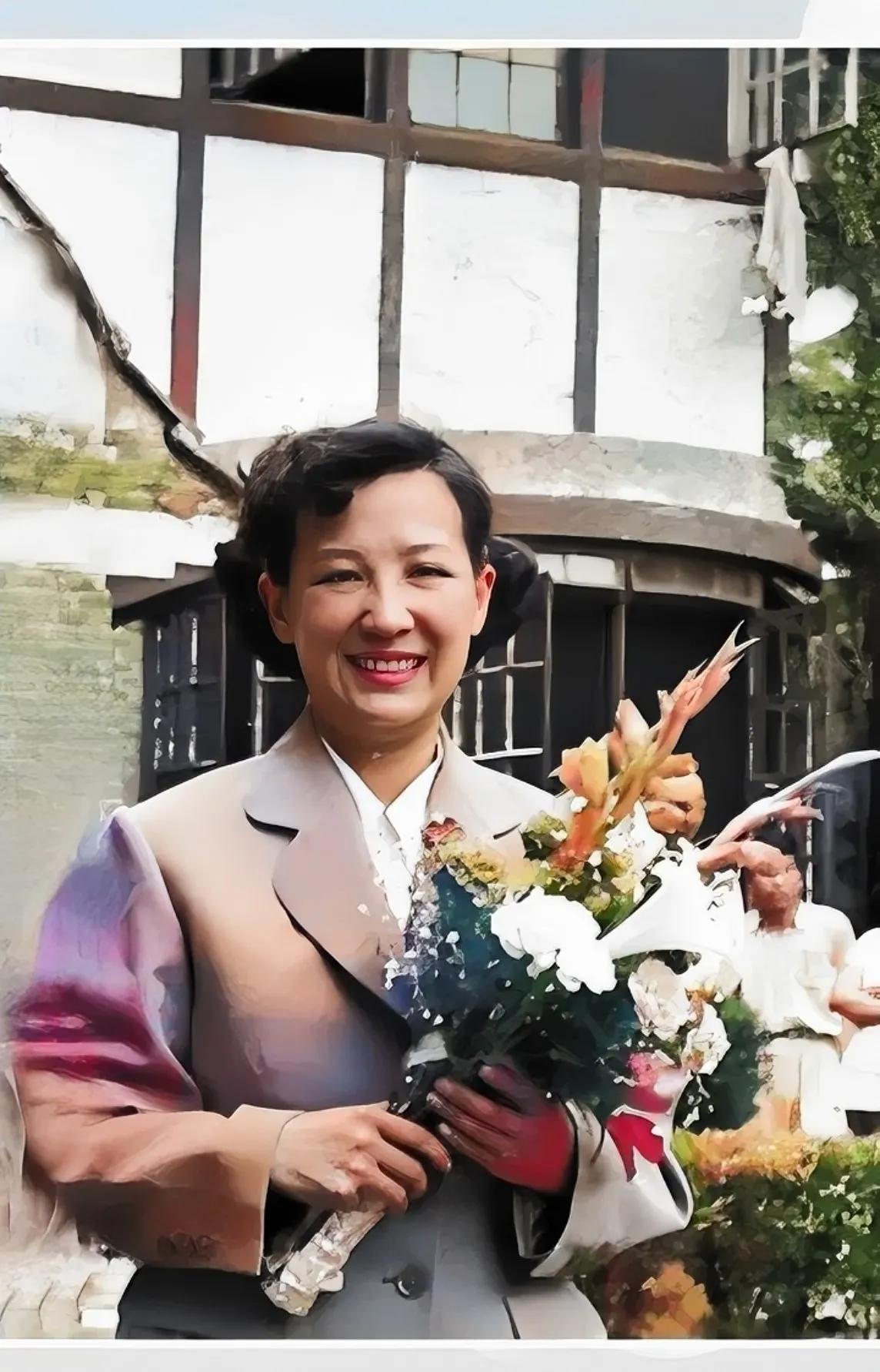 1957年，大病初愈的周旋，手捧鲜花，留下了这一张老照片，镜头中的她穿着小西装，