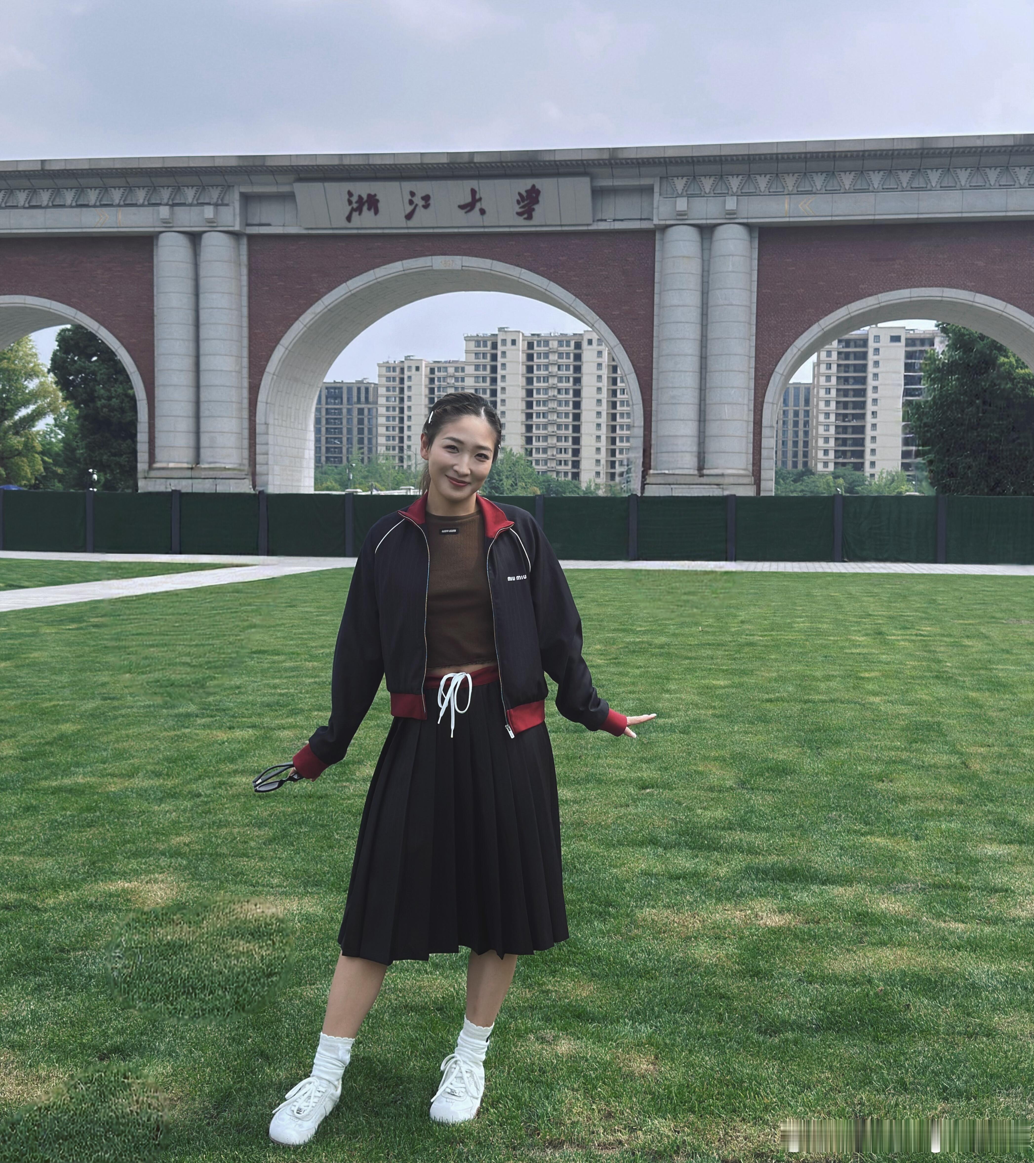 刘诗雯：学校漫步，书香与花香相伴，享受最美好的校园时光 浙江大学 