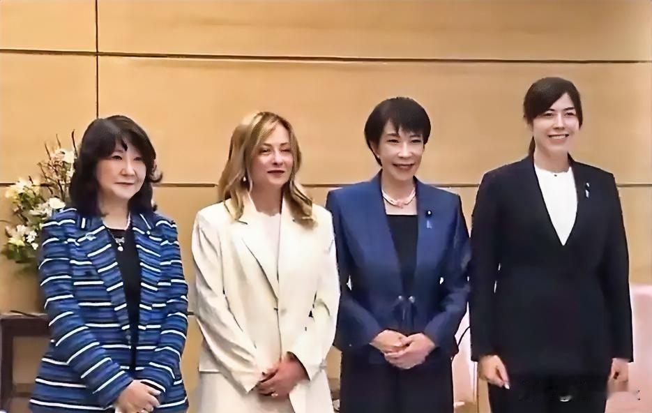 意大利总理梅洛尼与高市早苗的女性内阁成员会面合影。
