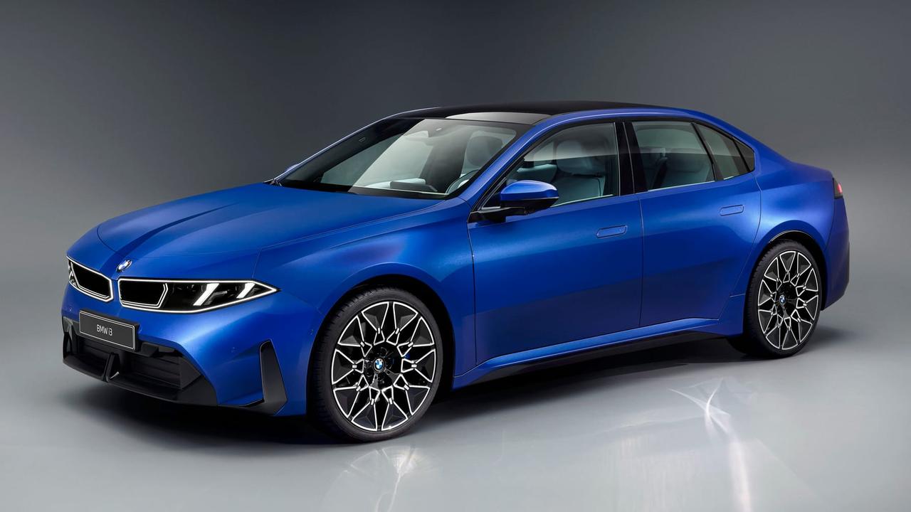 首先一看到这代纯电i3，我最大的感受就是：它长得太“懂事”了，懂事到有点没个性。