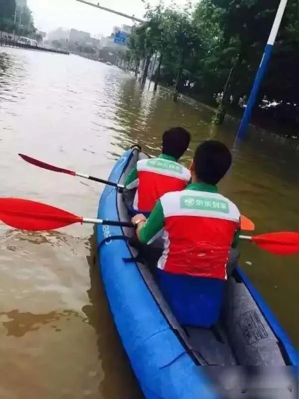 暴雨淹城！上海街头上演划艇出行，乐观背后藏着致命隐患
 
一场极端强降雨，让繁华