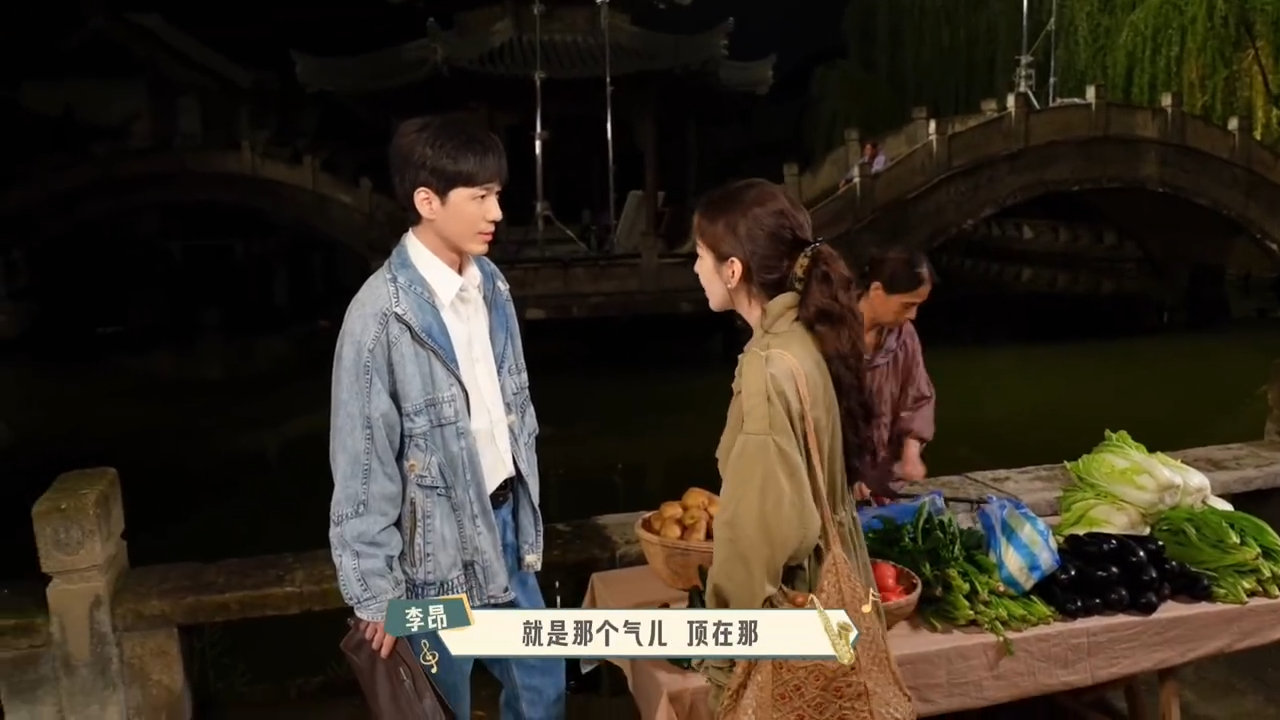 电视剧冬去春来 白宇片场欢乐不停笑场不断，转头化身演技卷王指导情绪戏，章若楠秒懂