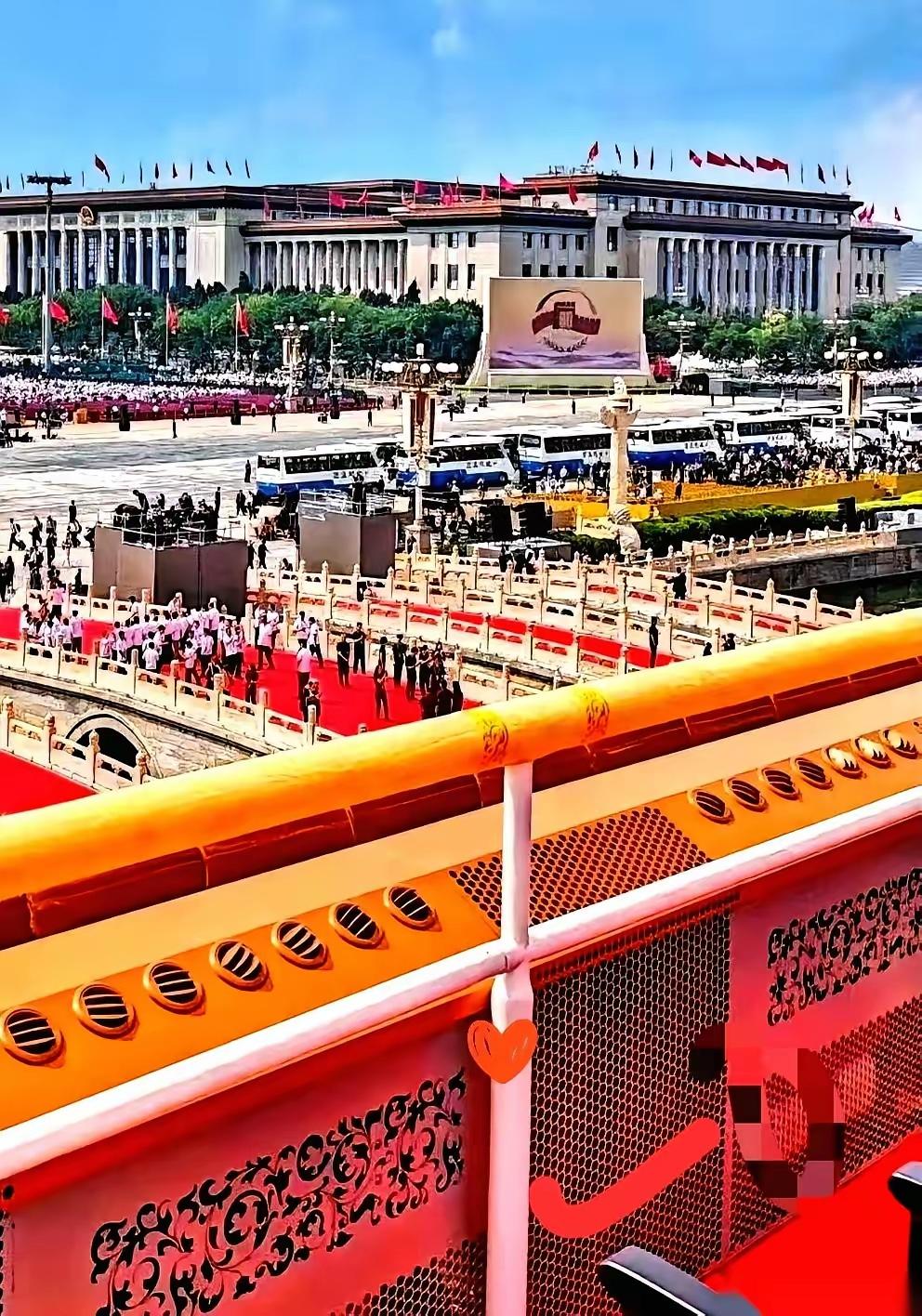 你知道在天安门城楼上观礼，遇上大热天怎么办？原来设计人员比我们提前想到了。为了解