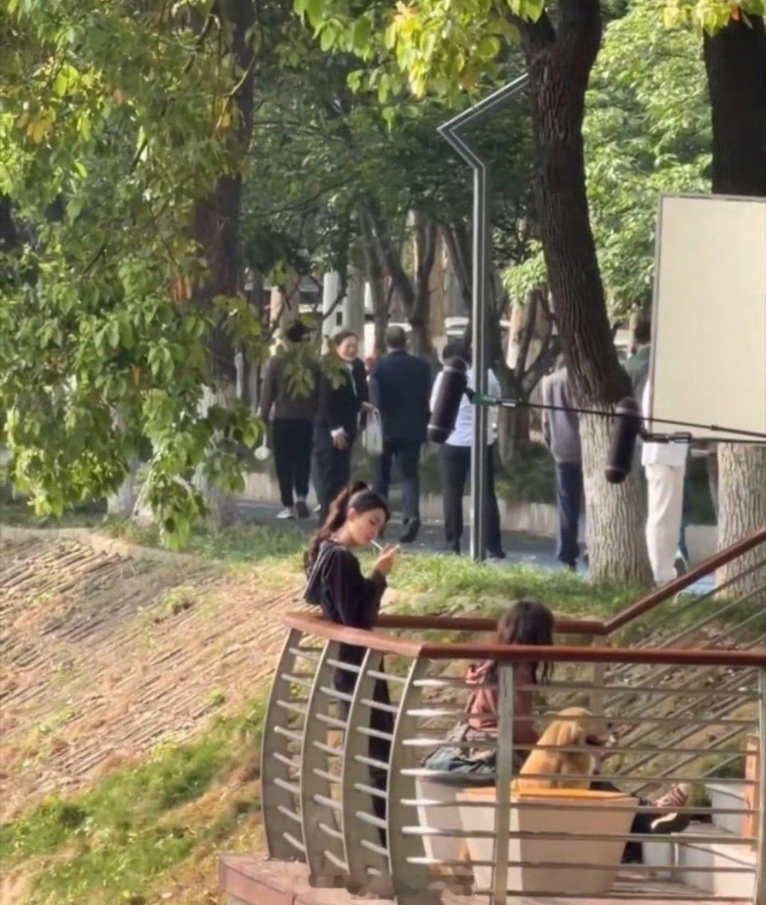 我记得之前偶遇艺人抽烟上rs都会被嘴的，怎么现在拍戏开始夸上了抽烟？ 