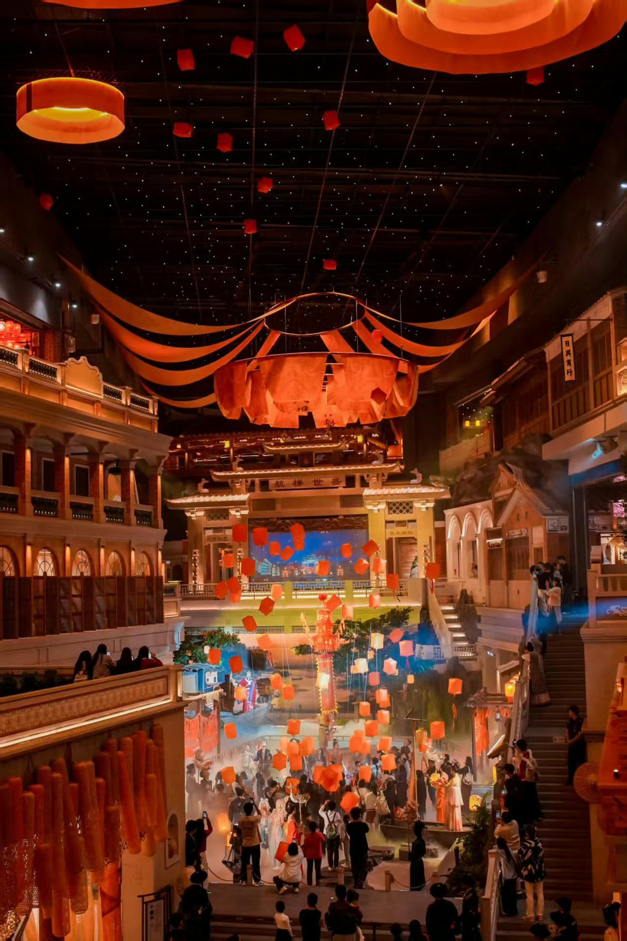 闽商过年返乡尊有排面满载荣光，奔赴故乡。给家里添点好的，给爸妈长点脸。闽商过年返