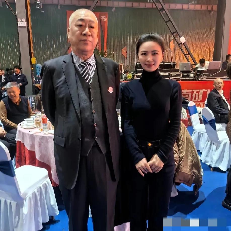 去河南新乡出差，路上跟出租车司机聊起崔培军。
 
我问：矿山工资是不是特别高？