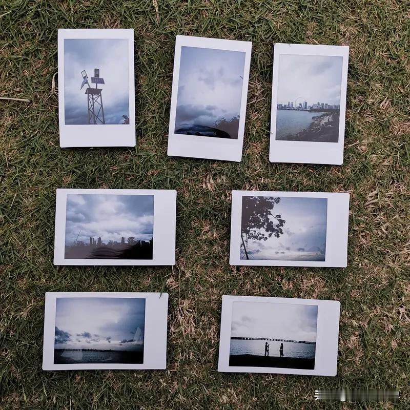 分享一波我手机相册里的美拍！有次去海边，夕阳西下，橙红色的余晖洒在波光粼粼的海面