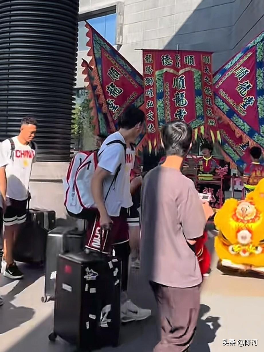 今天下午，中国男篮抵达佛山顺德，将于13日至17日开启三场热身赛，对手是乌拉圭和