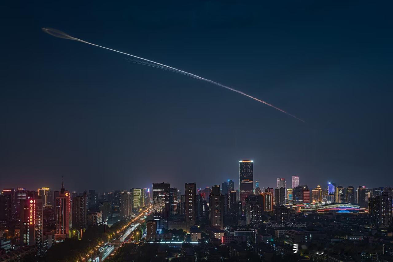 石家庄上空的“宇宙级浪漫”，是中国航天给我们的底气✨
 
昨晚的石家庄夜空，注定
