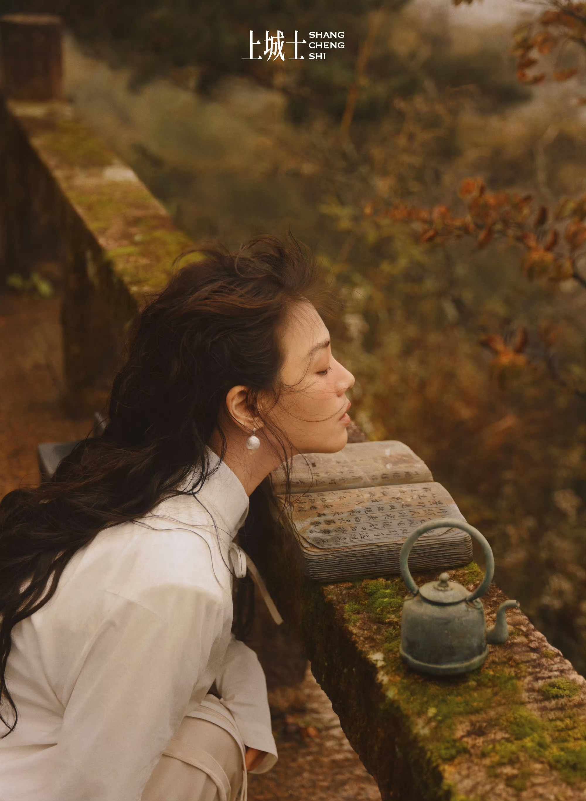 谁懂陈漫拍的马思纯，个人风格很强烈，安徽黄山、云雾聚散、落叶松涛…马思纯站在那就