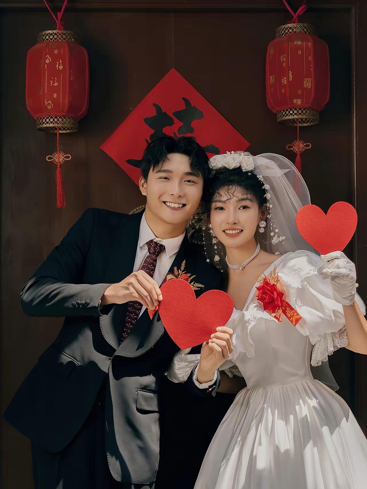 参加了同事孩子的婚宴，直接把我惊呆了！
新郎是大学老师。
新娘是高中老师。
​​