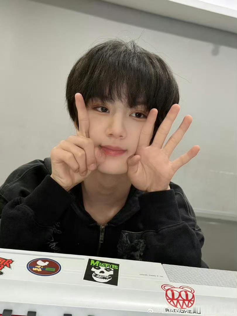 来欣赏煜东六宫格自拍📸360度怼脸无死角，颜值权威认证✨钢琴小王子自带清冷文艺