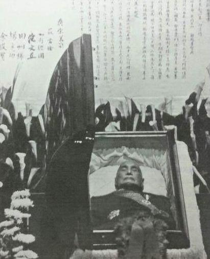 蒋介石去世时，宋美龄为了保全遗体完整，拒绝摘除内脏做永久防腐。这直接导致贴身副官