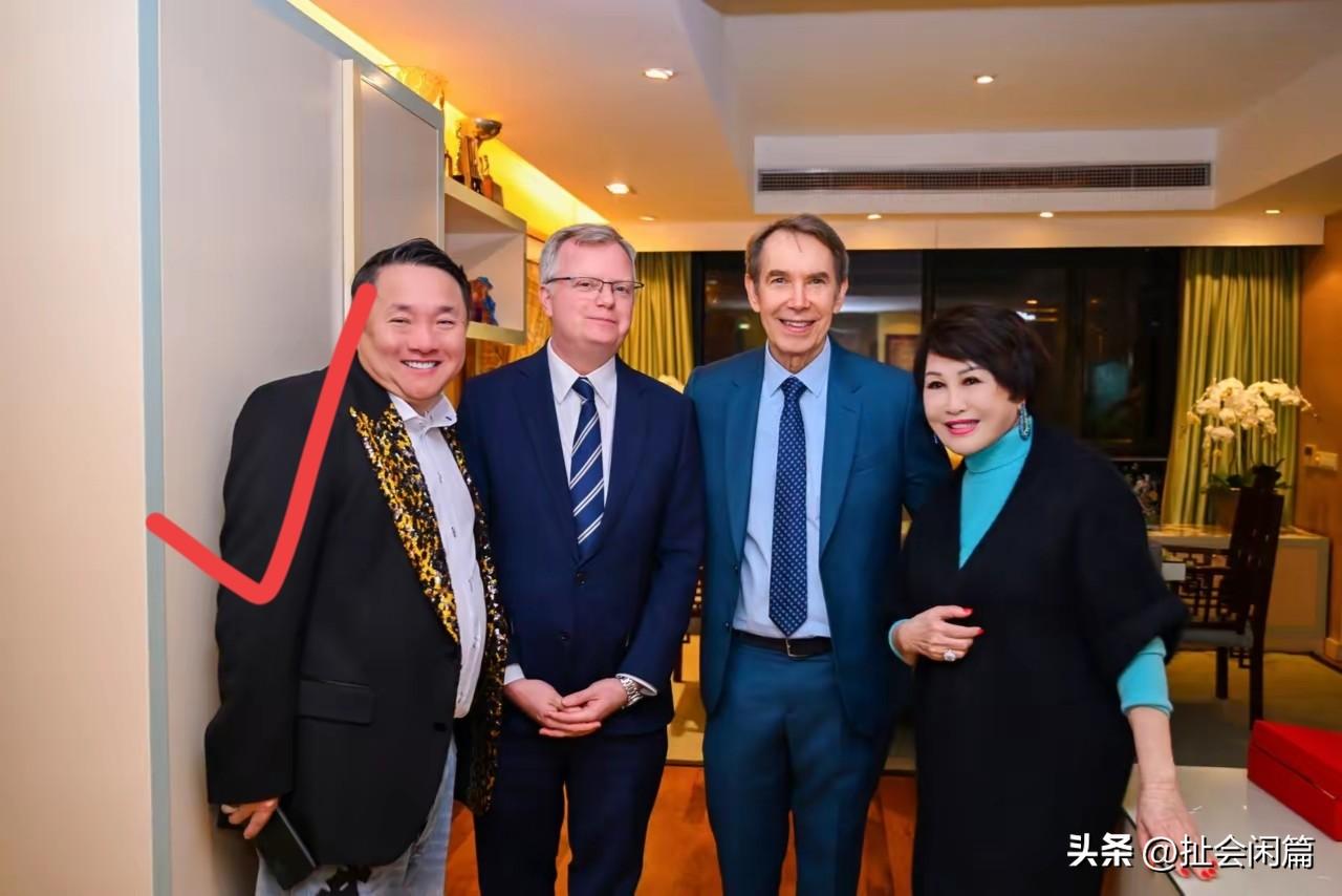 靳羽西在上海寓所举办家宴，宴请著名的雕塑艺术家杰夫·昆斯及好朋友们，家里边挤满了